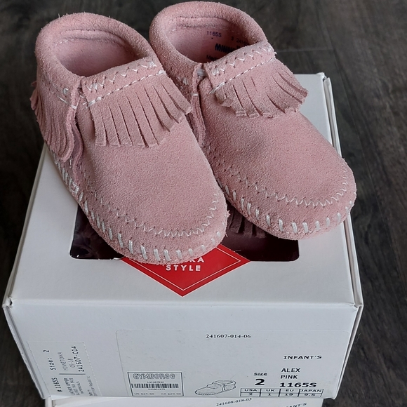 💕Baby Girl Pink Minnetonka Moccasins - Picture 3 of 6